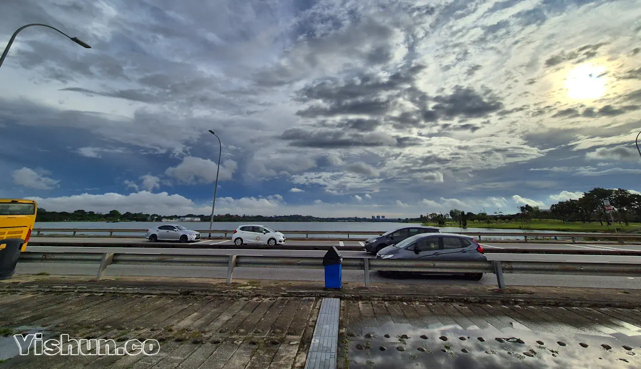 Evening two-way traffic at Yishun Dam Evening two-way traffic at Yishun Dam