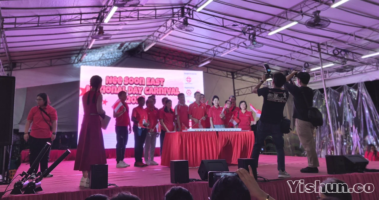 Grassroot leaders gathering around the SG60 cake