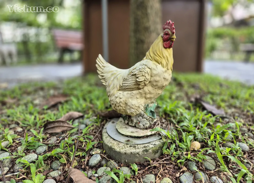 Figurine of a village rooster