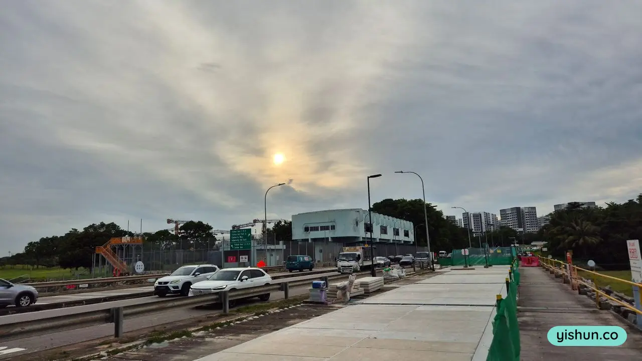 Yishun Dam: Contrast the smooth paved surface of the new path (ongoing improvement) of the left with the original stone path on the right. Yishun Dam: Contrast the smooth paved surface of the new path (ongoing improvement) of the left with the original stone path on the right.