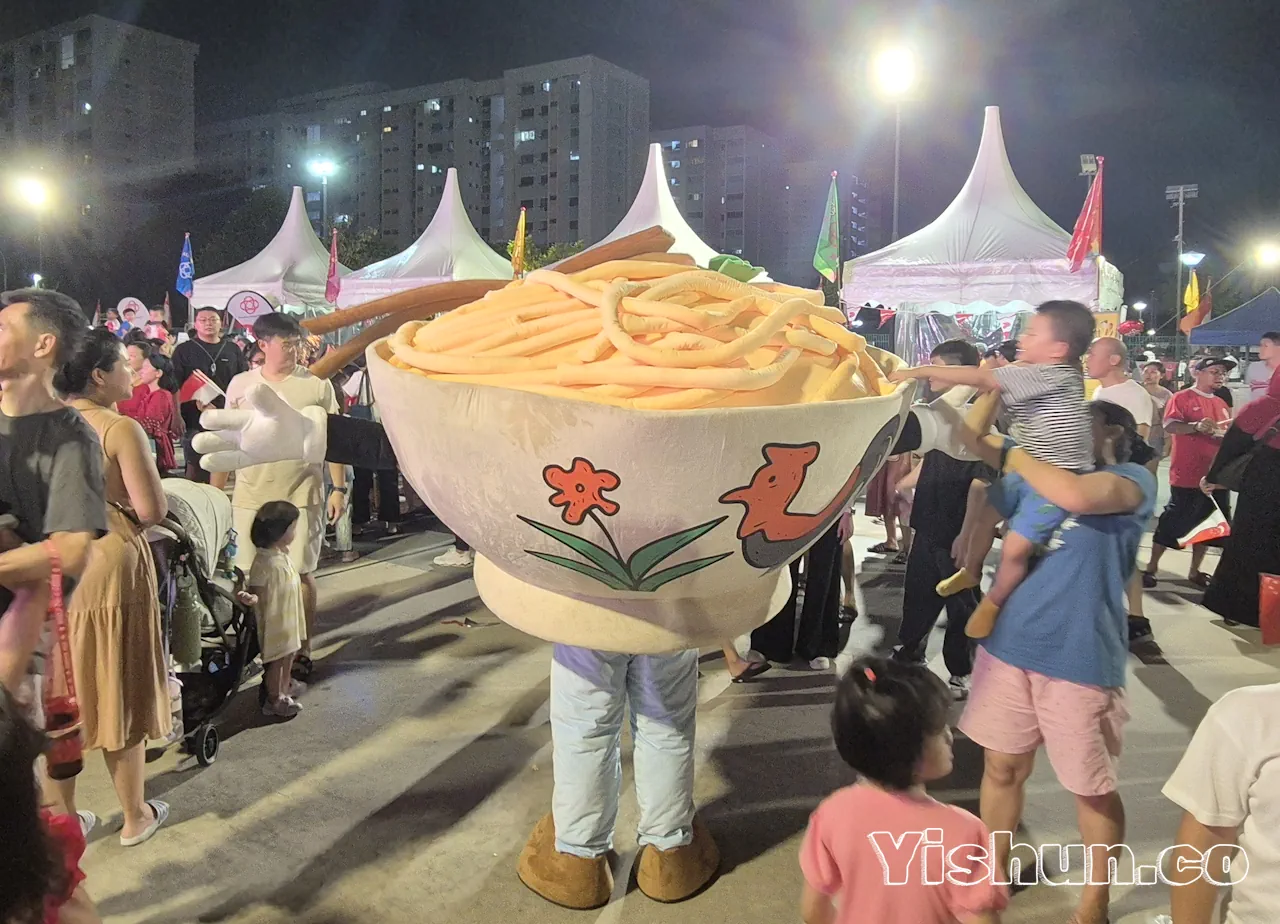 Mascot of the iconic rooster bowl with noodles